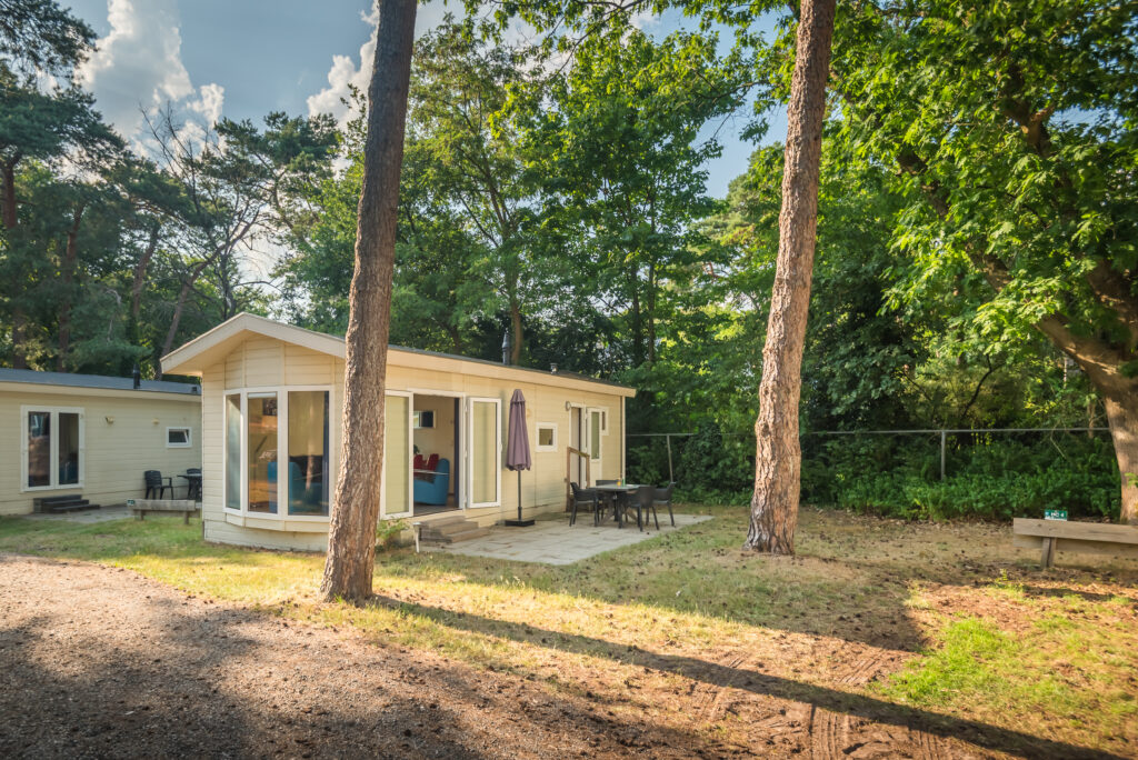 Chalet Eekhoorn voorzijde met pad en groenbeplanting in Bos Park Bilthoven