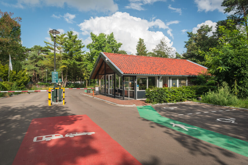 Ingang van Bos Park Bilthoven, recreatiepark met luxe chalets en groene omgeving nabij Utrecht.